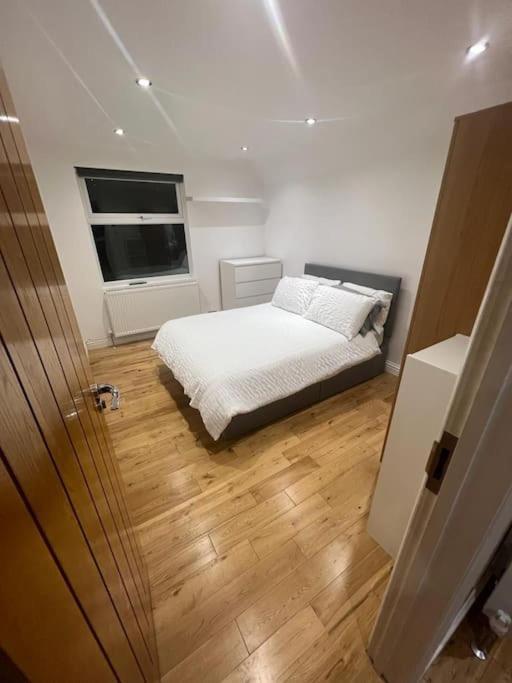 2 Bedroom Apartment In Hampdenrd Лондон Экстерьер фото