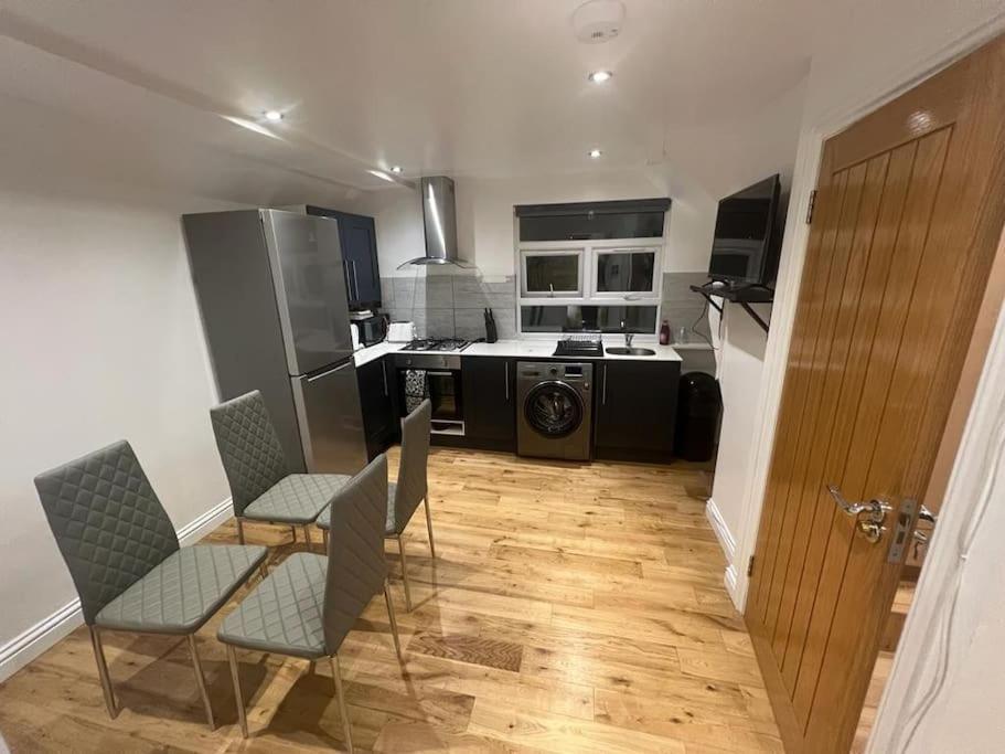 2 Bedroom Apartment In Hampdenrd Лондон Экстерьер фото