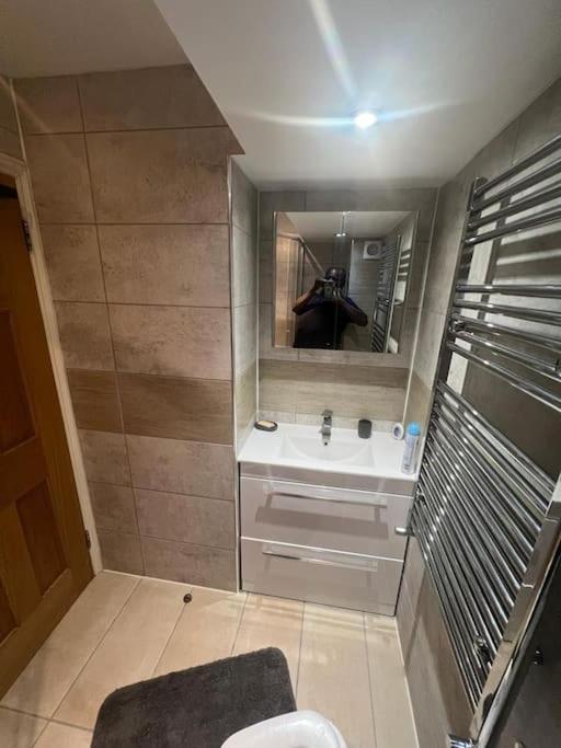 2 Bedroom Apartment In Hampdenrd Лондон Экстерьер фото