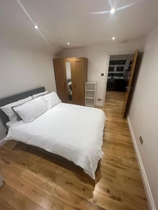 2 Bedroom Apartment In Hampdenrd Лондон Экстерьер фото