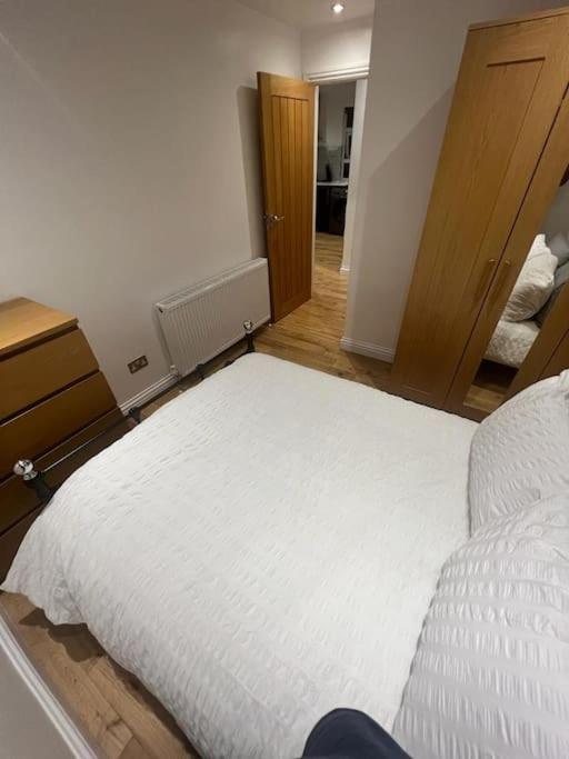 2 Bedroom Apartment In Hampdenrd Лондон Экстерьер фото