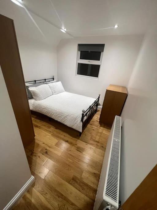 2 Bedroom Apartment In Hampdenrd Лондон Экстерьер фото