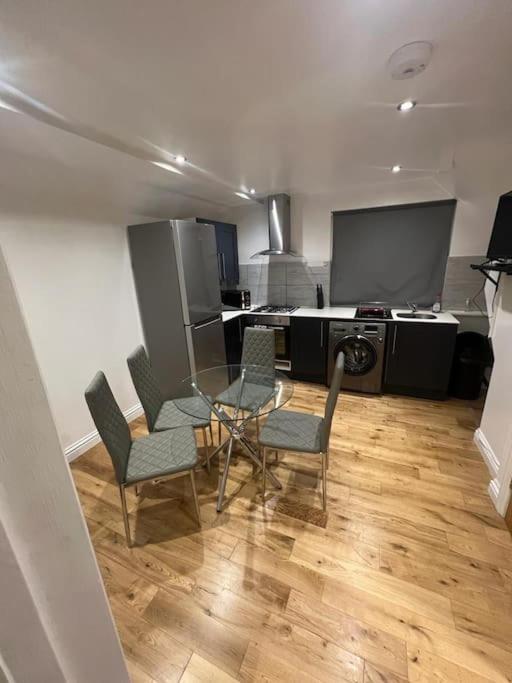 2 Bedroom Apartment In Hampdenrd Лондон Экстерьер фото